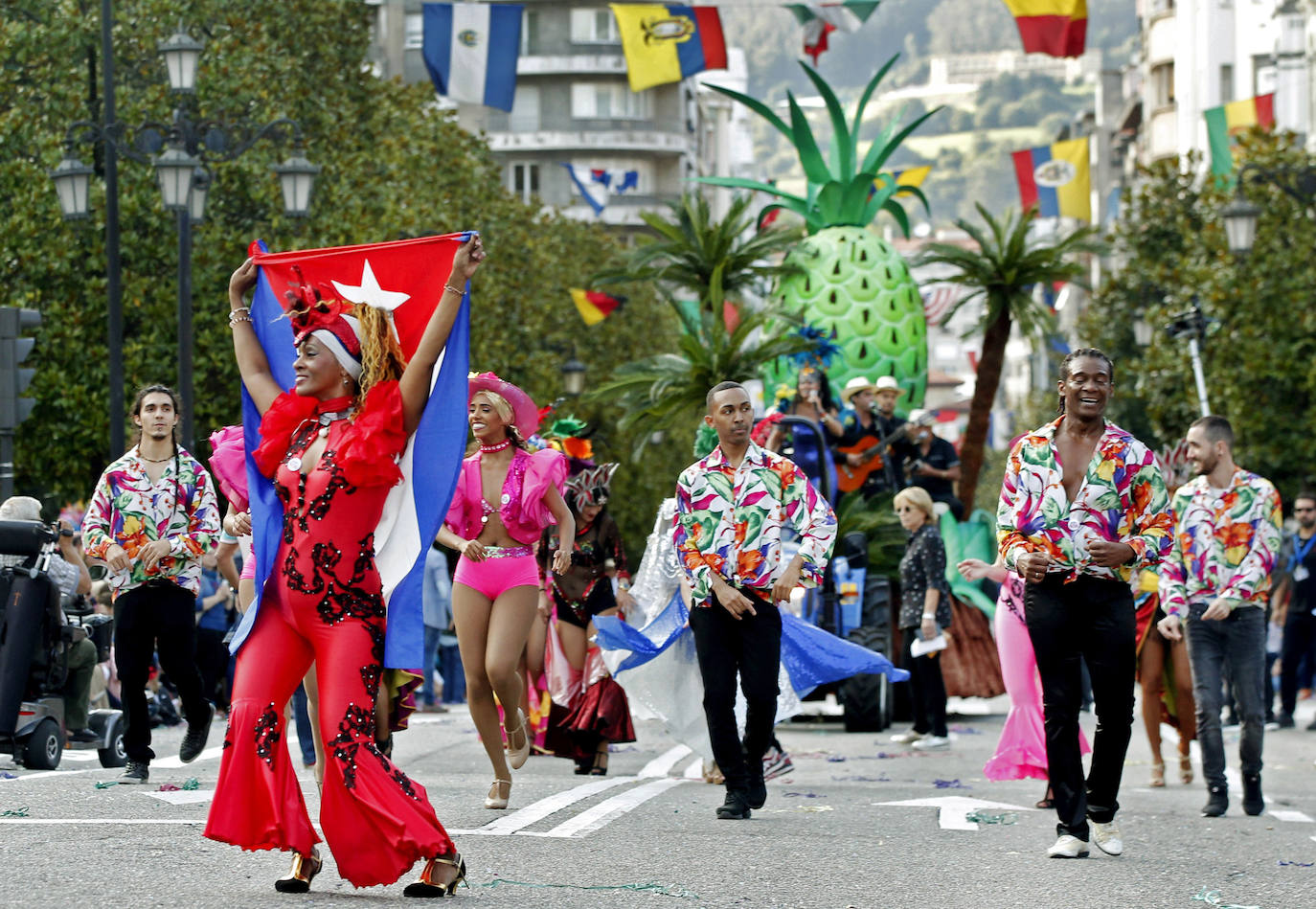 El 19 de septiembre en Oviedo es una fecha señalada en el alma de San Mateo. Este año, por la Covid, no se celebrará el Desfile del Día de América en Asturias, del que te presentamos un recorrido visual a lo largo de sus setenta años de historia, que precisamente celebraría en esta edición