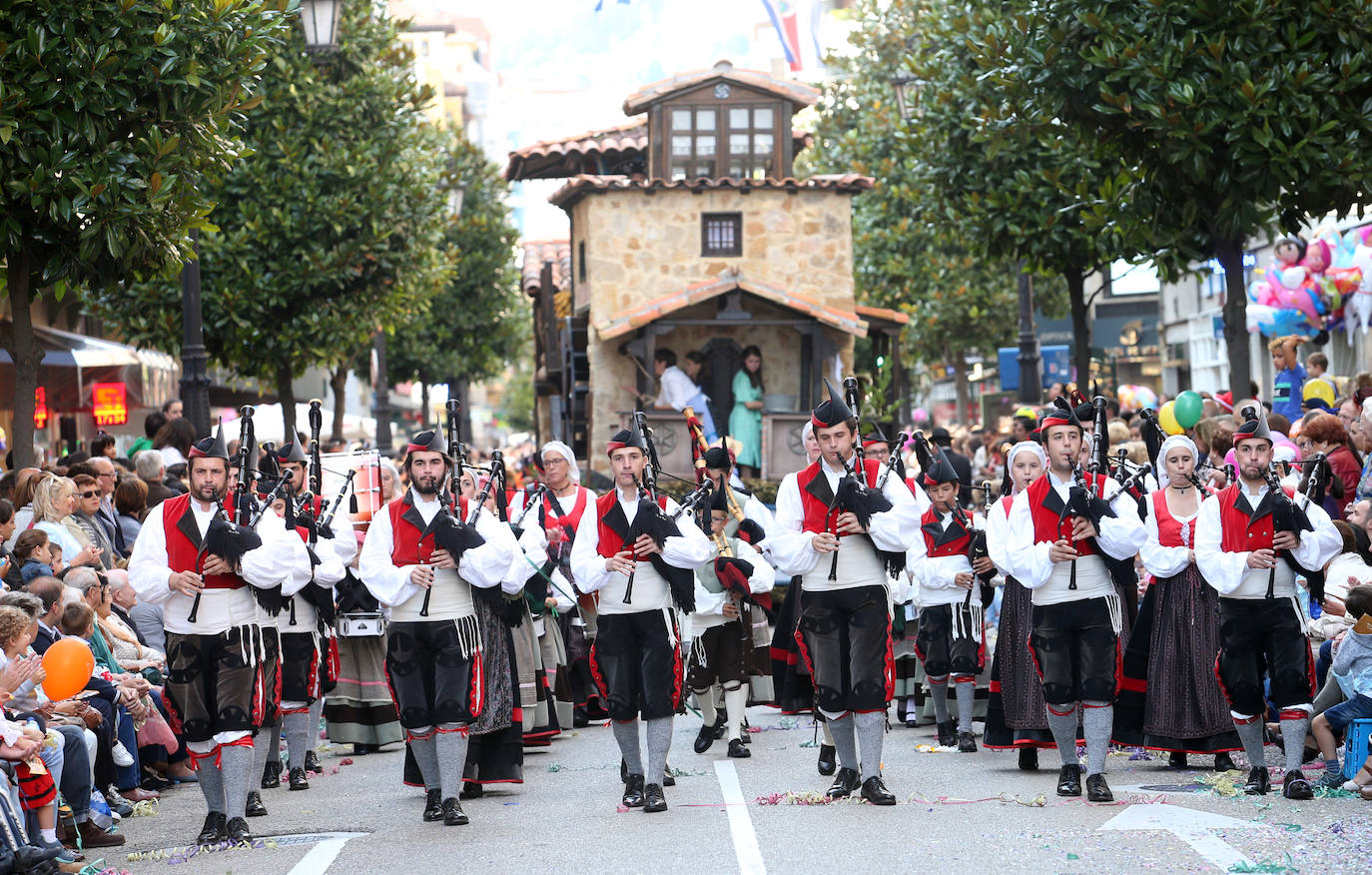 El 19 de septiembre en Oviedo es una fecha señalada en el alma de San Mateo. Este año, por la Covid, no se celebrará el Desfile del Día de América en Asturias, del que te presentamos un recorrido visual a lo largo de sus setenta años de historia, que precisamente celebraría en esta edición