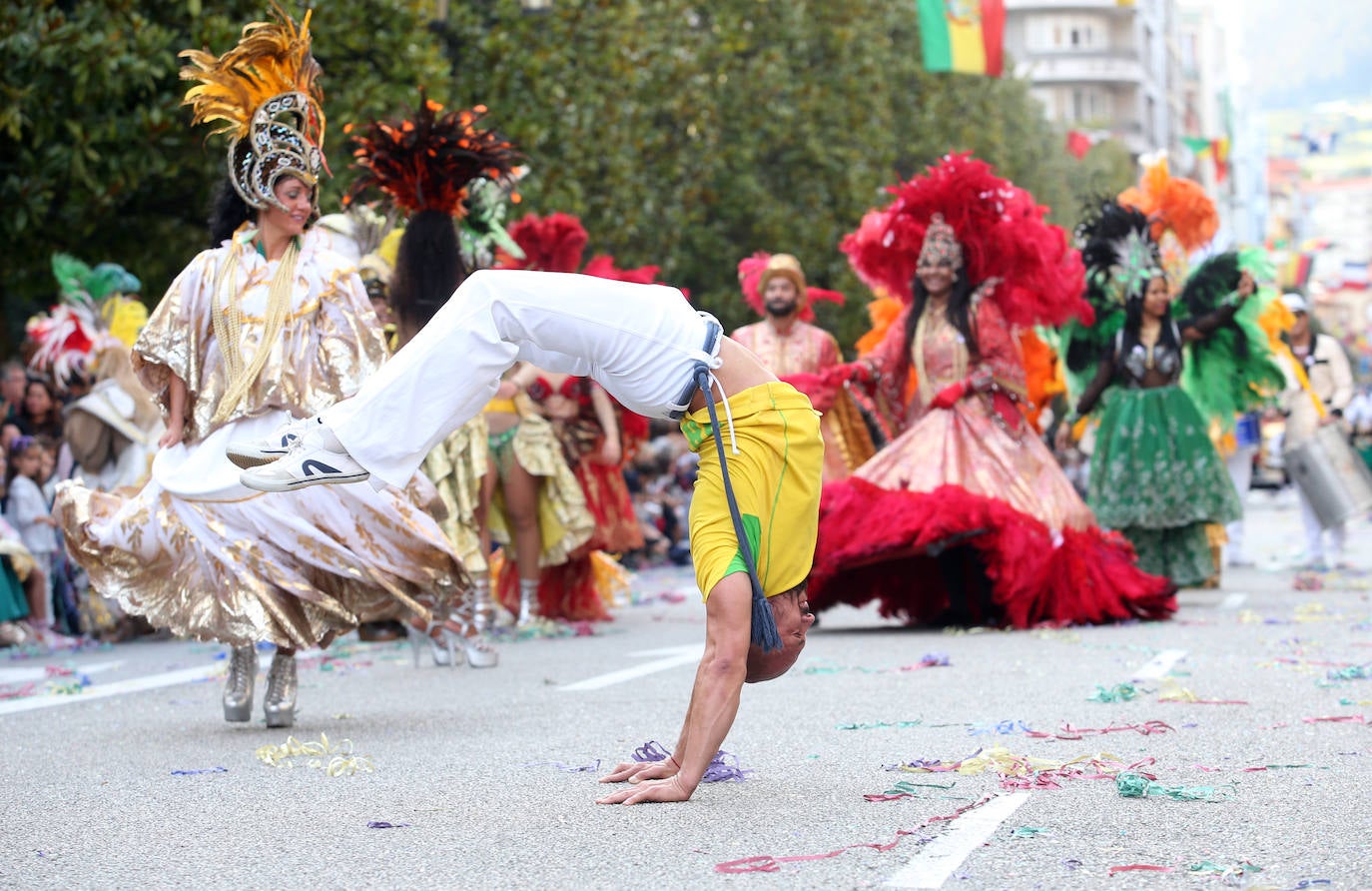 El 19 de septiembre en Oviedo es una fecha señalada en el alma de San Mateo. Este año, por la Covid, no se celebrará el Desfile del Día de América en Asturias, del que te presentamos un recorrido visual a lo largo de sus setenta años de historia, que precisamente celebraría en esta edición