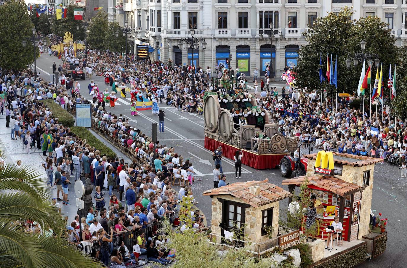 El 19 de septiembre en Oviedo es una fecha señalada en el alma de San Mateo. Este año, por la Covid, no se celebrará el Desfile del Día de América en Asturias, del que te presentamos un recorrido visual a lo largo de sus setenta años de historia, que precisamente celebraría en esta edición