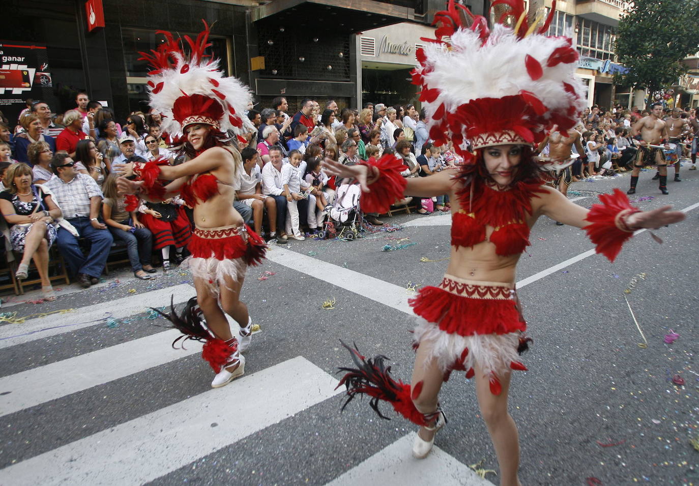 El 19 de septiembre en Oviedo es una fecha señalada en el alma de San Mateo. Este año, por la Covid, no se celebrará el Desfile del Día de América en Asturias, del que te presentamos un recorrido visual a lo largo de sus setenta años de historia, que precisamente celebraría en esta edición