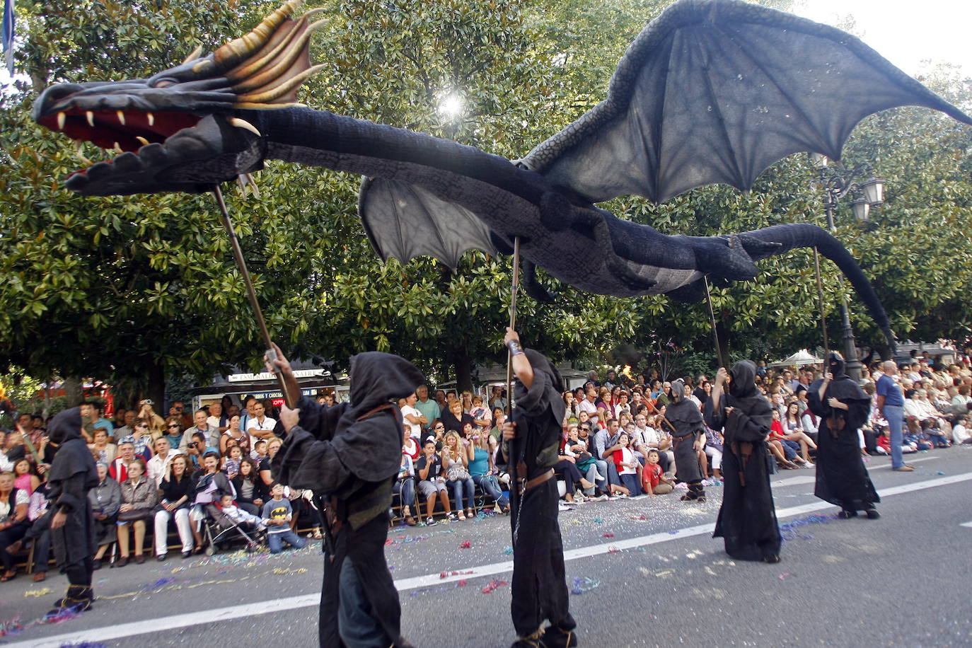 El 19 de septiembre en Oviedo es una fecha señalada en el alma de San Mateo. Este año, por la Covid, no se celebrará el Desfile del Día de América en Asturias, del que te presentamos un recorrido visual a lo largo de sus setenta años de historia, que precisamente celebraría en esta edición