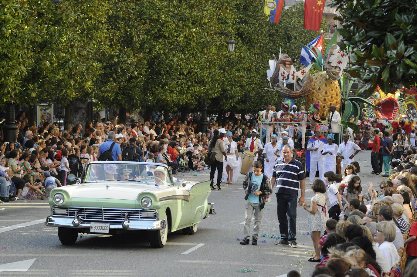 El 19 de septiembre en Oviedo es una fecha señalada en el alma de San Mateo. Este año, por la Covid, no se celebrará el Desfile del Día de América en Asturias, del que te presentamos un recorrido visual a lo largo de sus setenta años de historia, que precisamente celebraría en esta edición