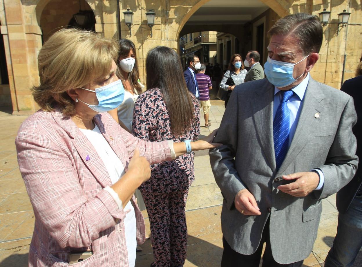 Delia Losa y Alfredo Canteli tras el minuto de silencio. 