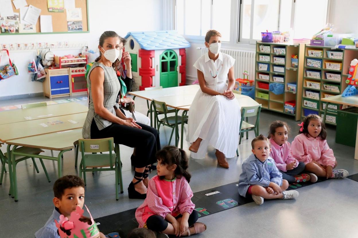 La Reina Letizia, rodeada de niños y profes, en la inauguración del curso escolar. 