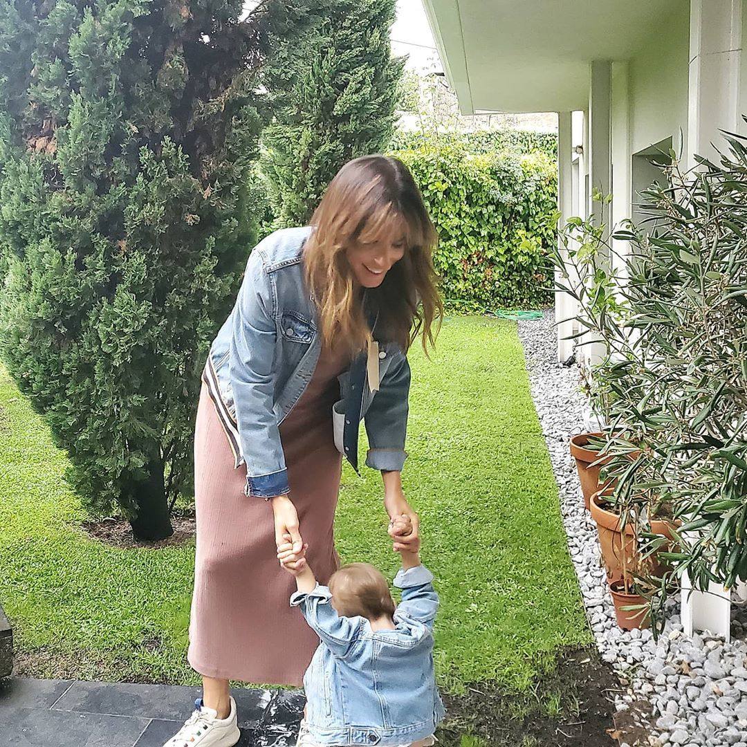 Isabel Jiménez, con Hugo, embarazada de su segundo hijo.