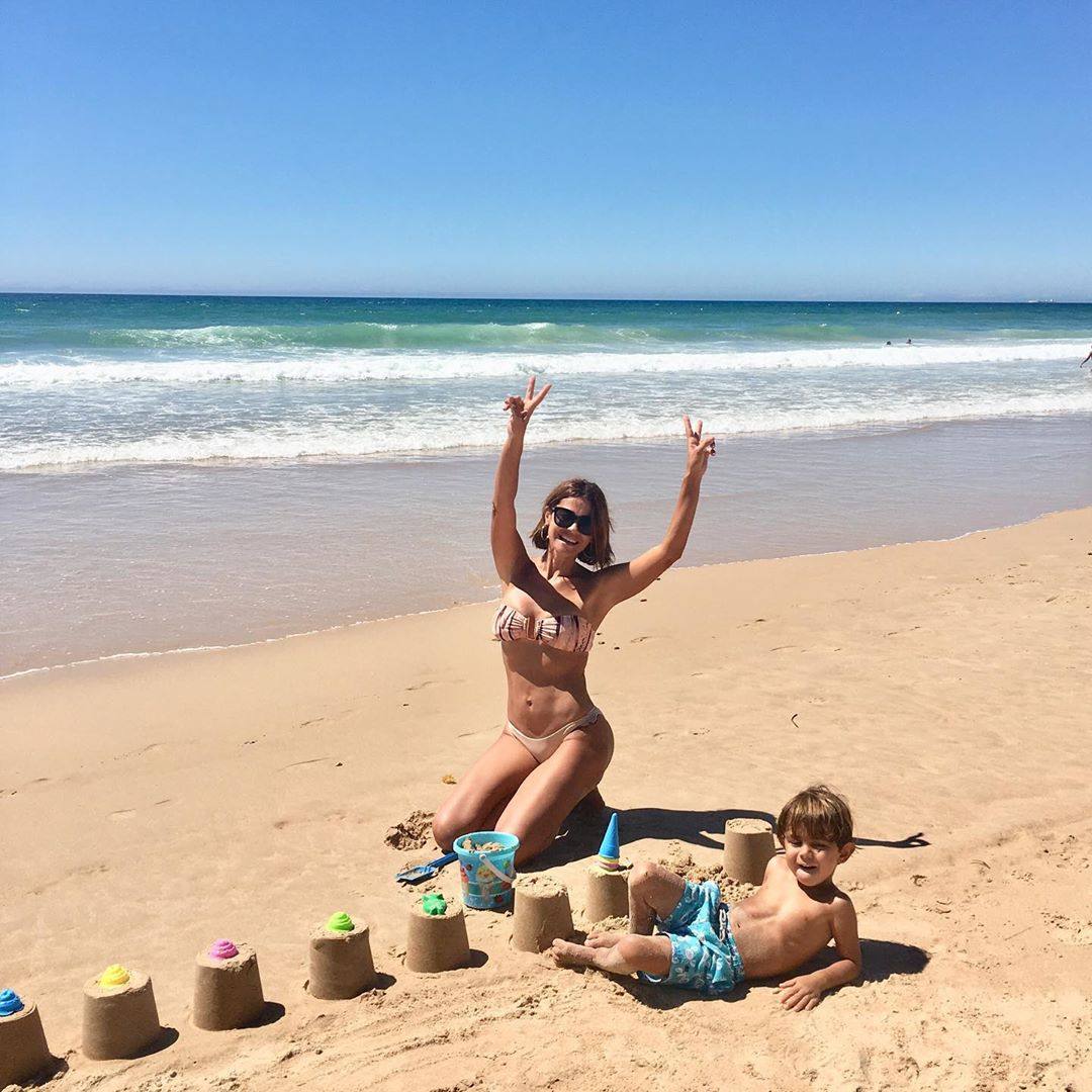 María José Suárez, en la playa con su hijo.