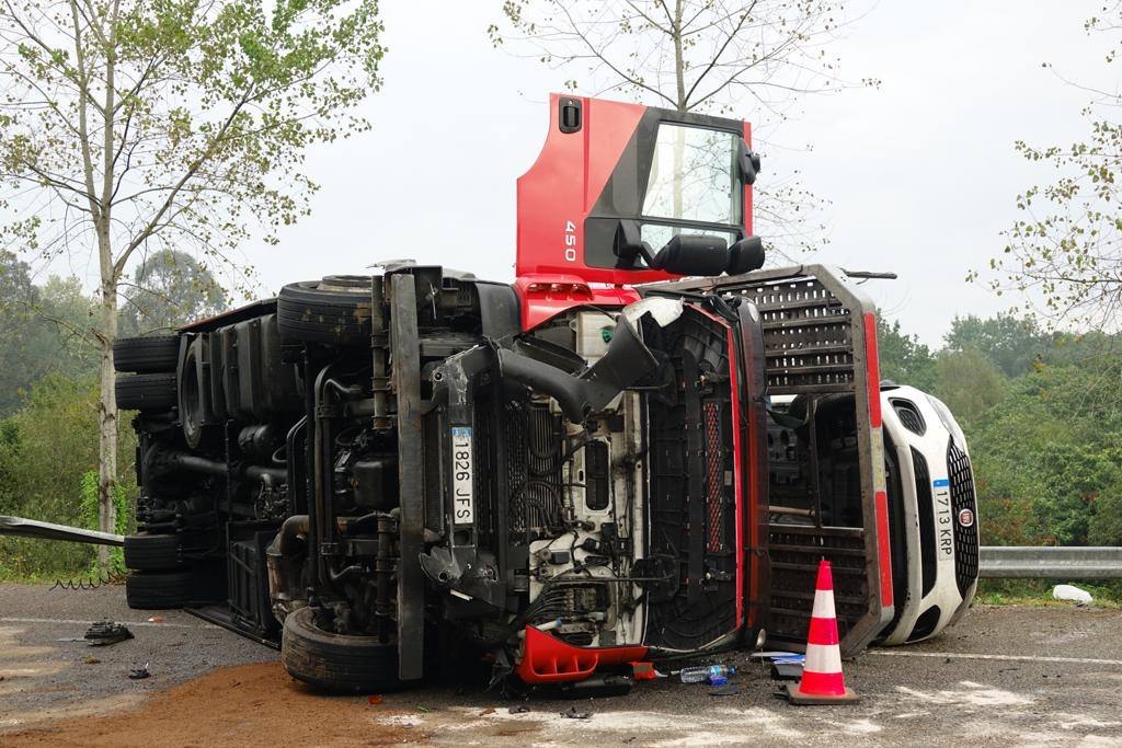 Los coches que transportaban, así como el propio camión, quedaron sobre la vía, ocupando ambos carriles.