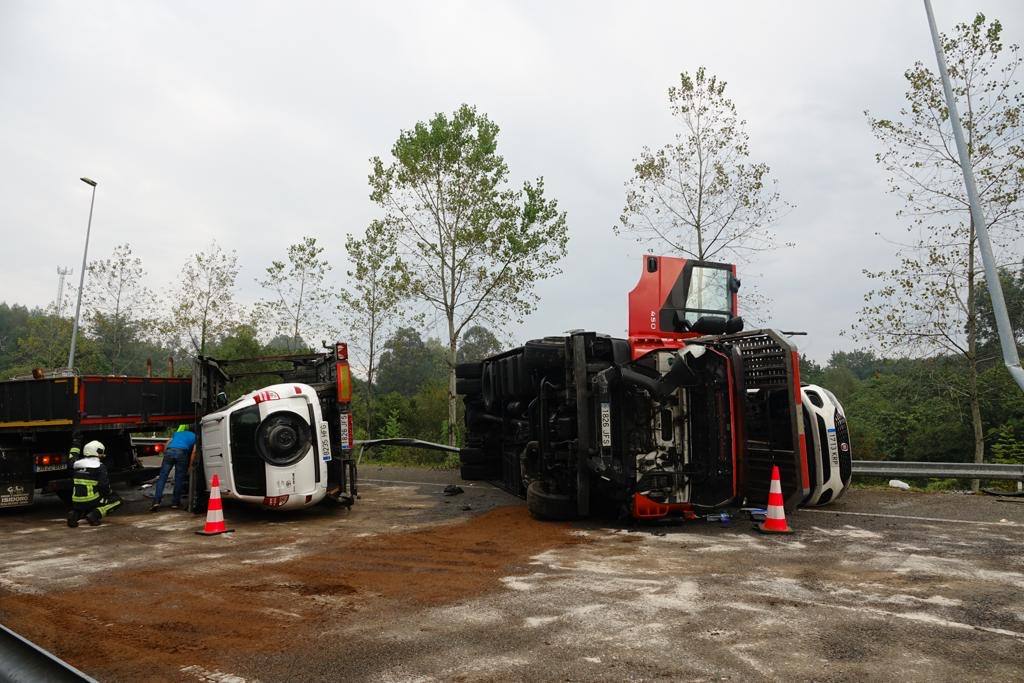 Los coches que transportaban, así como el propio camión, quedaron sobre la vía, ocupando ambos carriles.