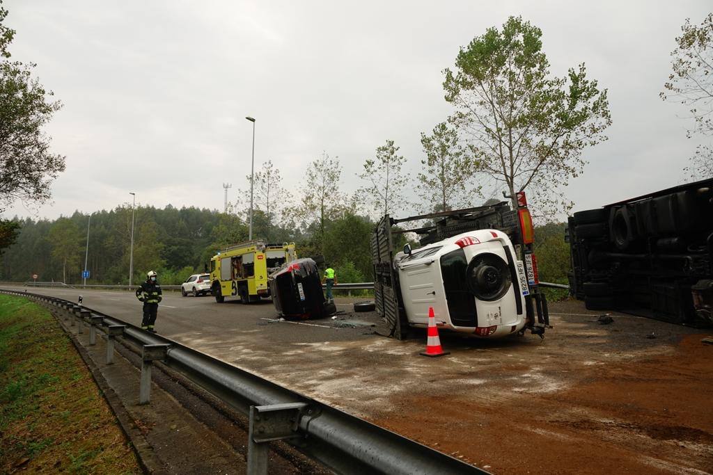 Los coches que transportaban, así como el propio camión, quedaron sobre la vía, ocupando ambos carriles.