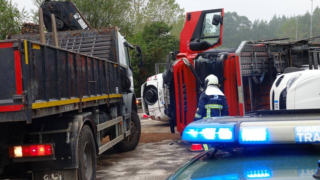 Los coches que transportaban, así como el propio camión, quedaron sobre la vía, ocupando ambos carriles.