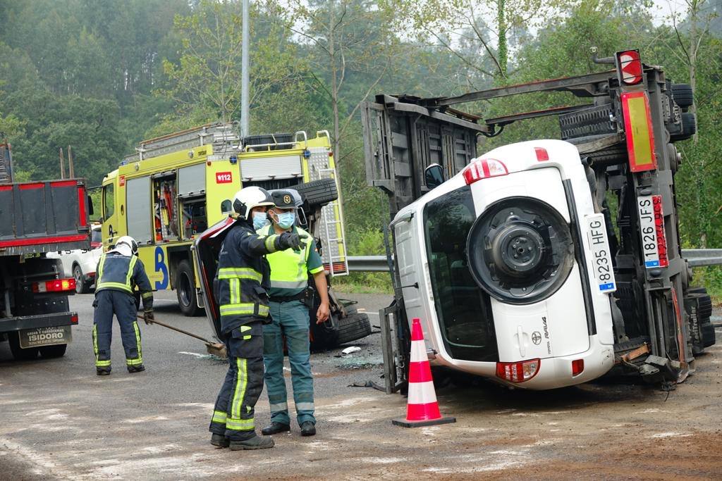 Los coches que transportaban, así como el propio camión, quedaron sobre la vía, ocupando ambos carriles.