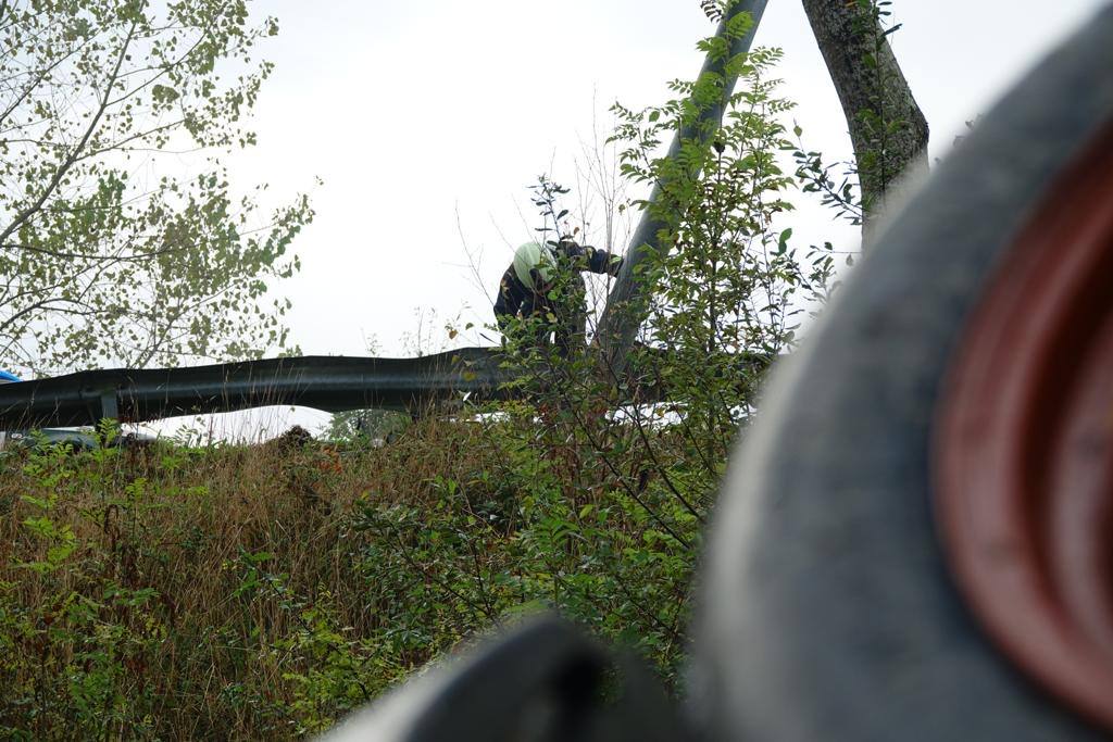 Los coches que transportaban, así como el propio camión, quedaron sobre la vía, ocupando ambos carriles.