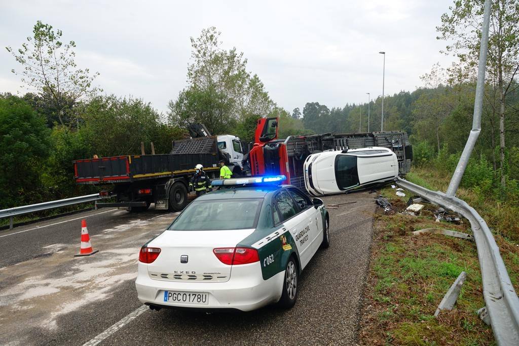 Los coches que transportaban, así como el propio camión, quedaron sobre la vía, ocupando ambos carriles.