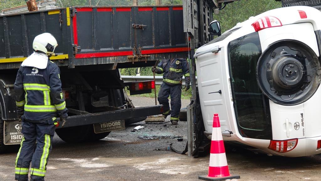 Los coches que transportaban, así como el propio camión, quedaron sobre la vía, ocupando ambos carriles.