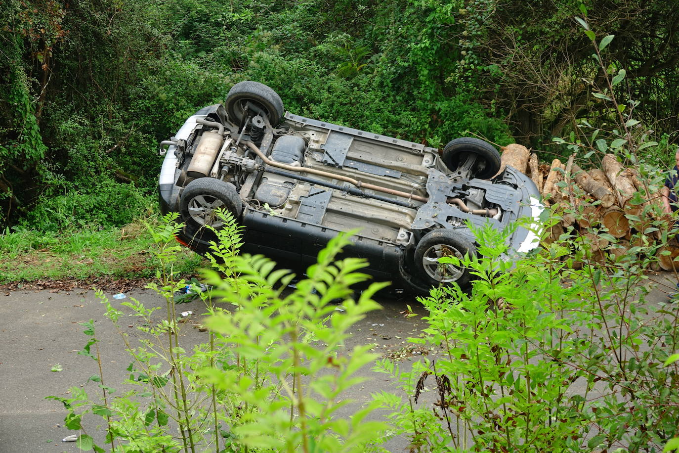 Los coches que transportaban, así como el propio camión, quedaron sobre la vía, ocupando ambos carriles.