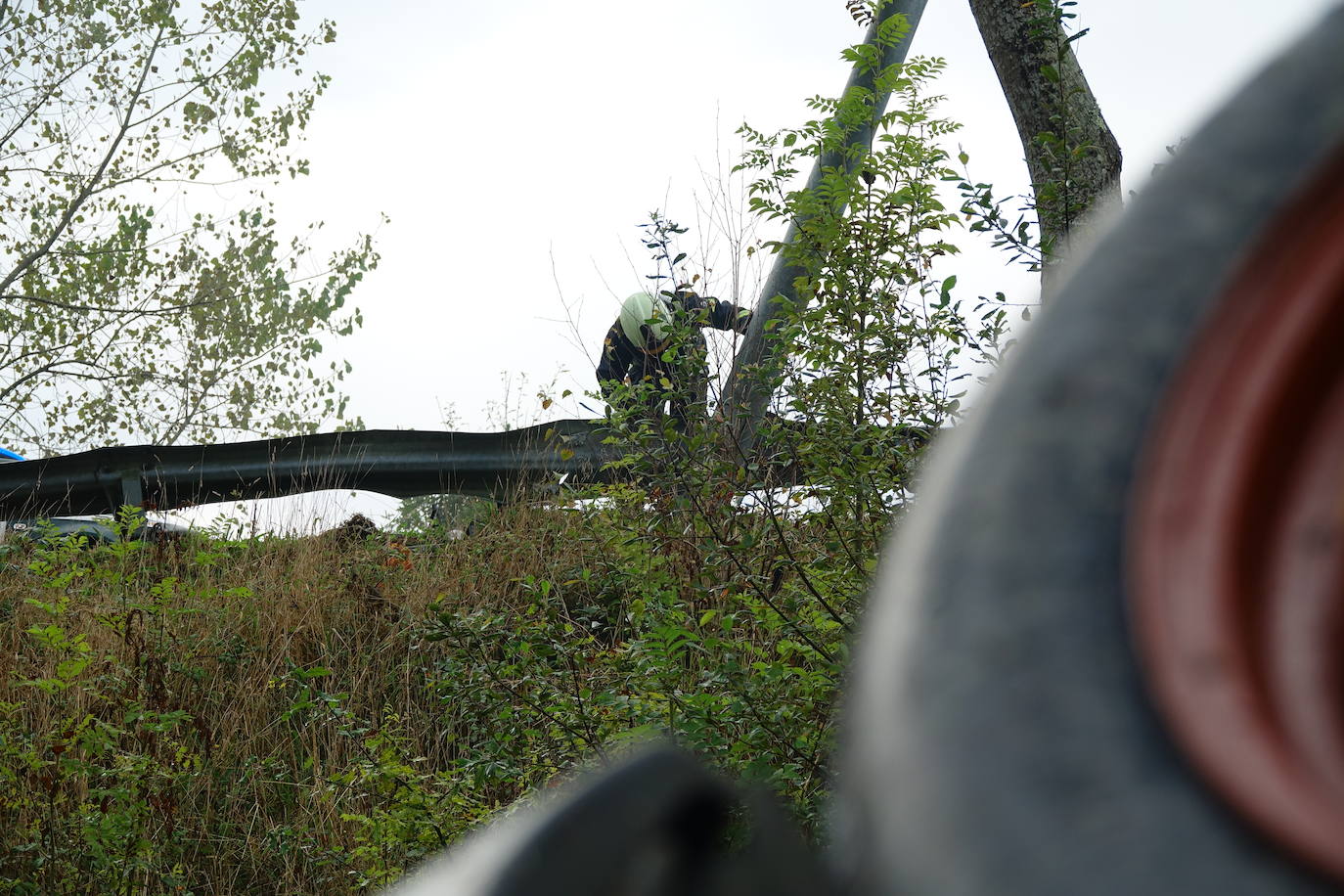 Los coches que transportaban, así como el propio camión, quedaron sobre la vía, ocupando ambos carriles.