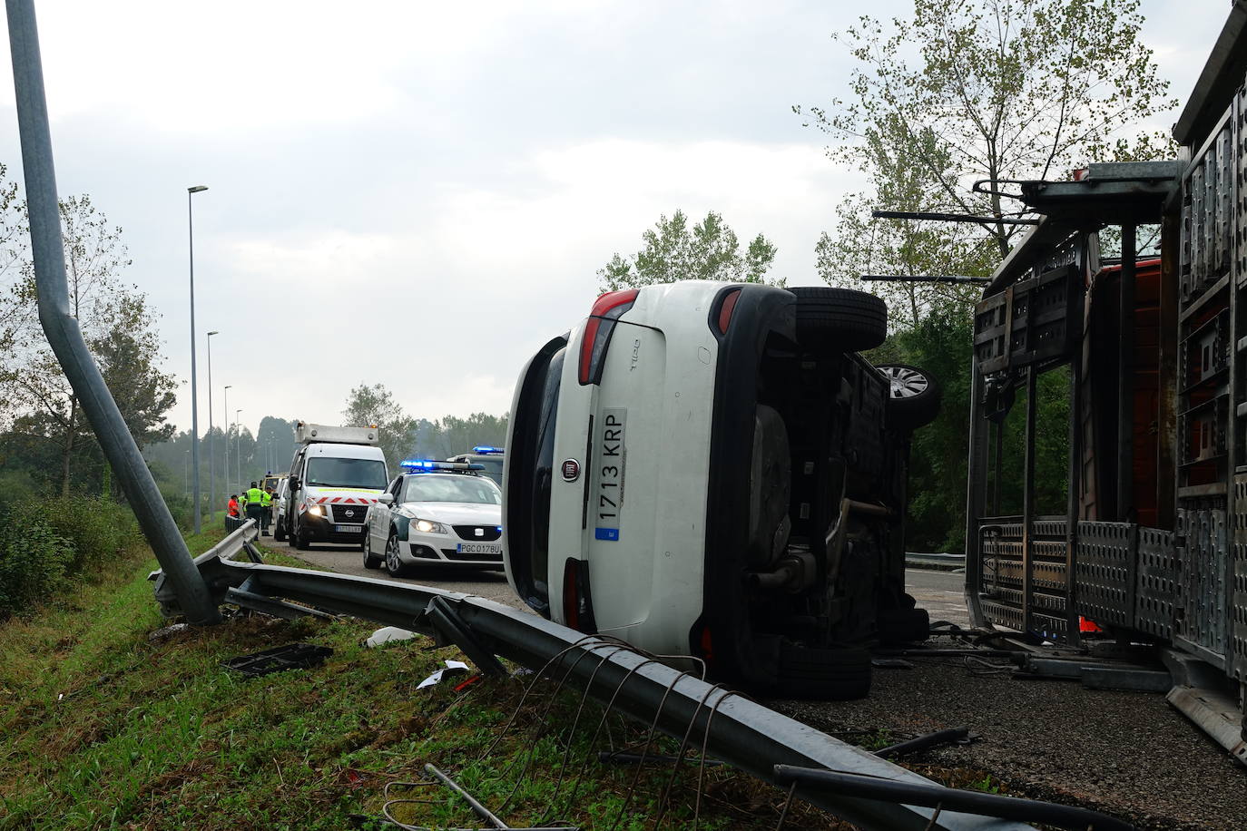 Los coches que transportaban, así como el propio camión, quedaron sobre la vía, ocupando ambos carriles.