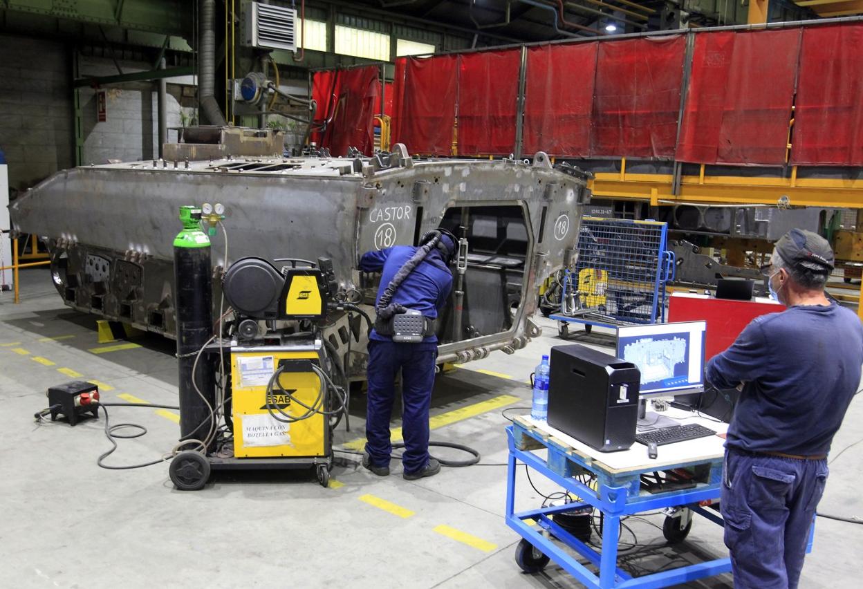 Dos trabajadores de Santa Bárbara Sistemas, trabajan sobre la barcaza número 18 del Castor. 