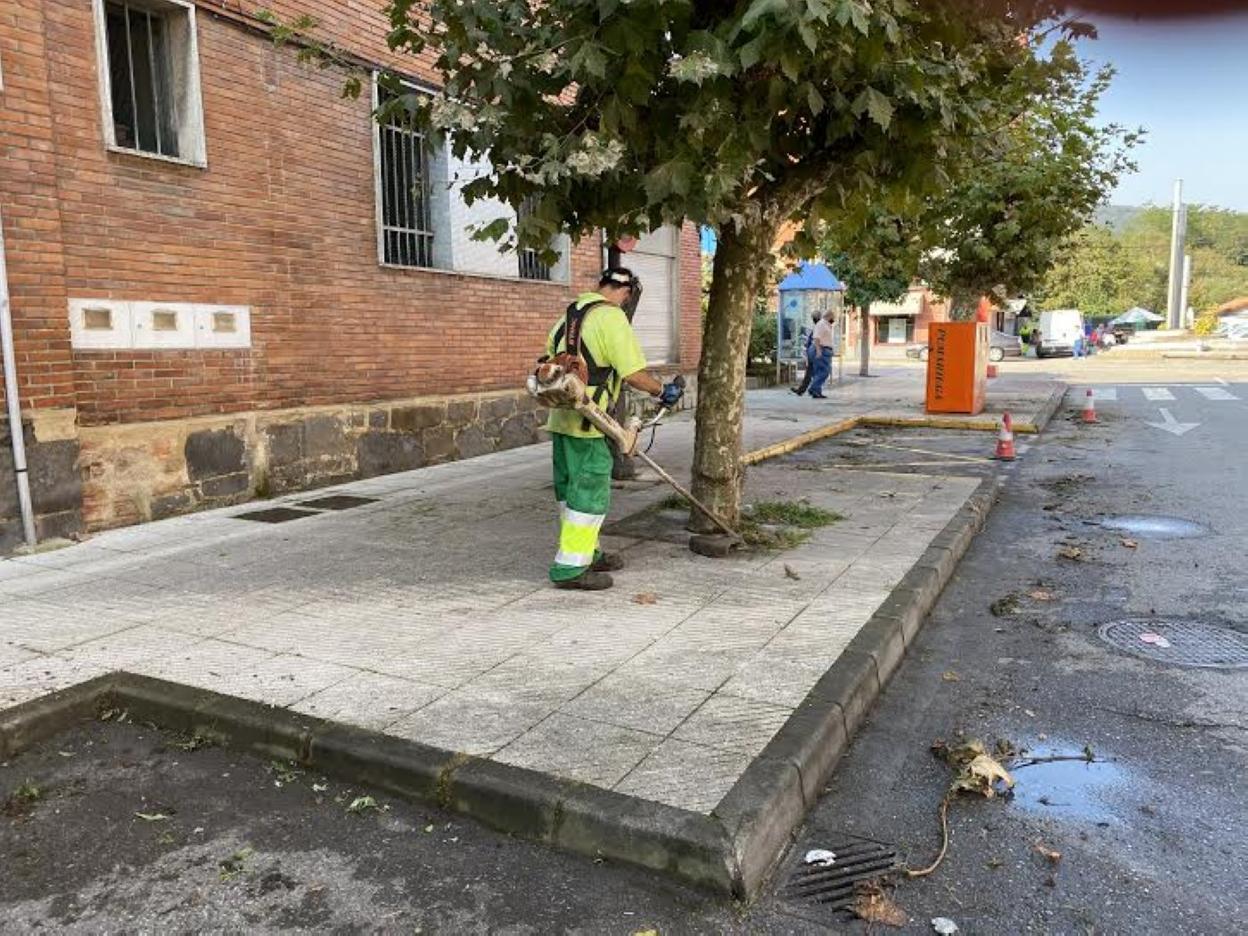 Un operario limpia una de las calles de Blimea. 