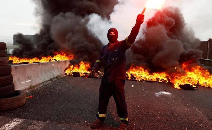 Los trabajadores de Alcoa cortan la A-8 entre Asturias y Galicia