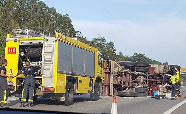 Vuelca un camion que transportaba tejas de pizarra en la A-8, en Tapia de Casariego