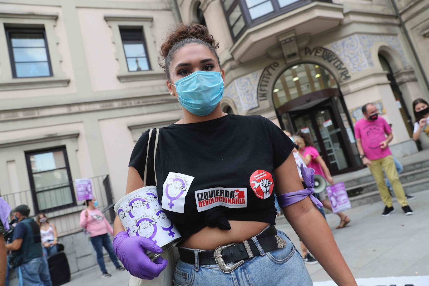 La protesta convocada por el colectivo feminista «Libres y combativas» ha exigido que se condene por asesinato y no por homicidio a Javier Ledo, acusado de la muerte de Paz Fernández Borrego. La manifestación ha discurrido entre la plaza del Humedal y el Palacio de Justicia de Gijón, donde mañana comenzará a deliberar el jurado popular del juicio que se ha desarrollado durante esta semana en la Sección Octava de la Audiencia de Asturias.