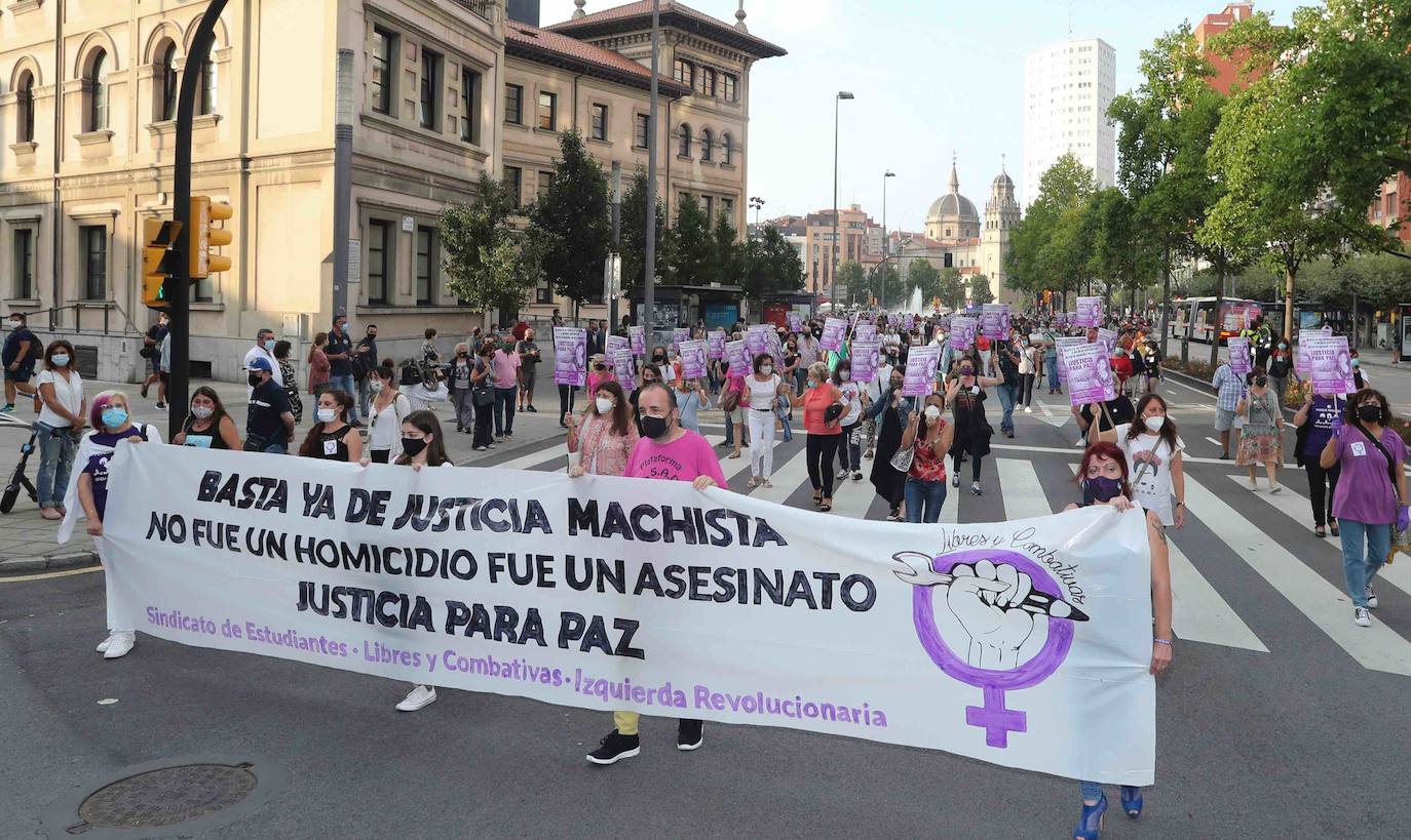 La protesta convocada por el colectivo feminista «Libres y combativas» ha exigido que se condene por asesinato y no por homicidio a Javier Ledo, acusado de la muerte de Paz Fernández Borrego. La manifestación ha discurrido entre la plaza del Humedal y el Palacio de Justicia de Gijón, donde mañana comenzará a deliberar el jurado popular del juicio que se ha desarrollado durante esta semana en la Sección Octava de la Audiencia de Asturias.