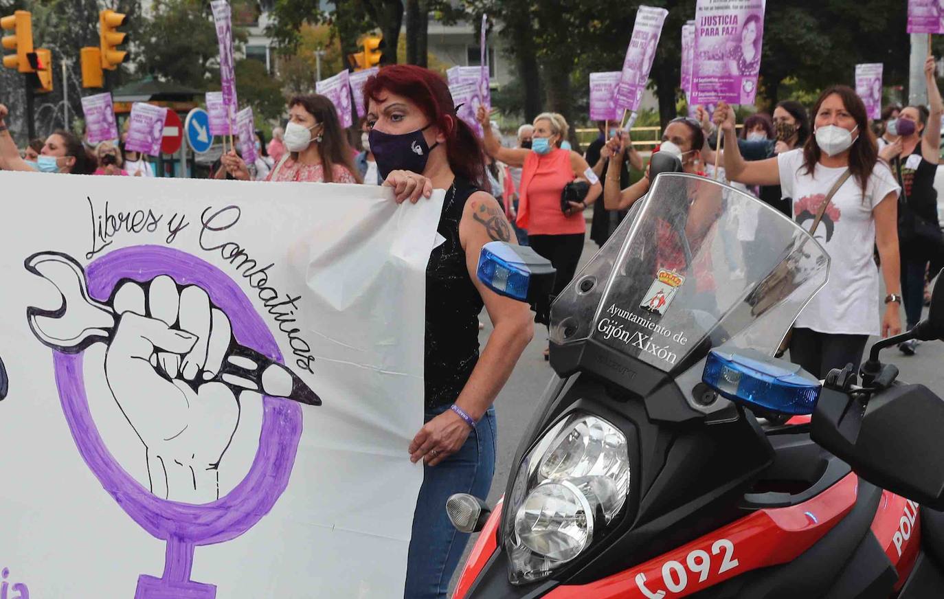 La protesta convocada por el colectivo feminista «Libres y combativas» ha exigido que se condene por asesinato y no por homicidio a Javier Ledo, acusado de la muerte de Paz Fernández Borrego. La manifestación ha discurrido entre la plaza del Humedal y el Palacio de Justicia de Gijón, donde mañana comenzará a deliberar el jurado popular del juicio que se ha desarrollado durante esta semana en la Sección Octava de la Audiencia de Asturias.