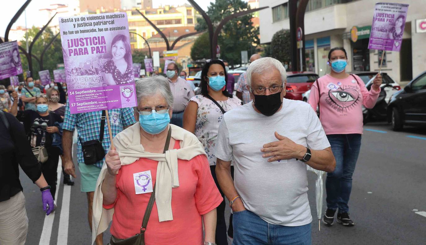 La protesta convocada por el colectivo feminista «Libres y combativas» ha exigido que se condene por asesinato y no por homicidio a Javier Ledo, acusado de la muerte de Paz Fernández Borrego. La manifestación ha discurrido entre la plaza del Humedal y el Palacio de Justicia de Gijón, donde mañana comenzará a deliberar el jurado popular del juicio que se ha desarrollado durante esta semana en la Sección Octava de la Audiencia de Asturias.