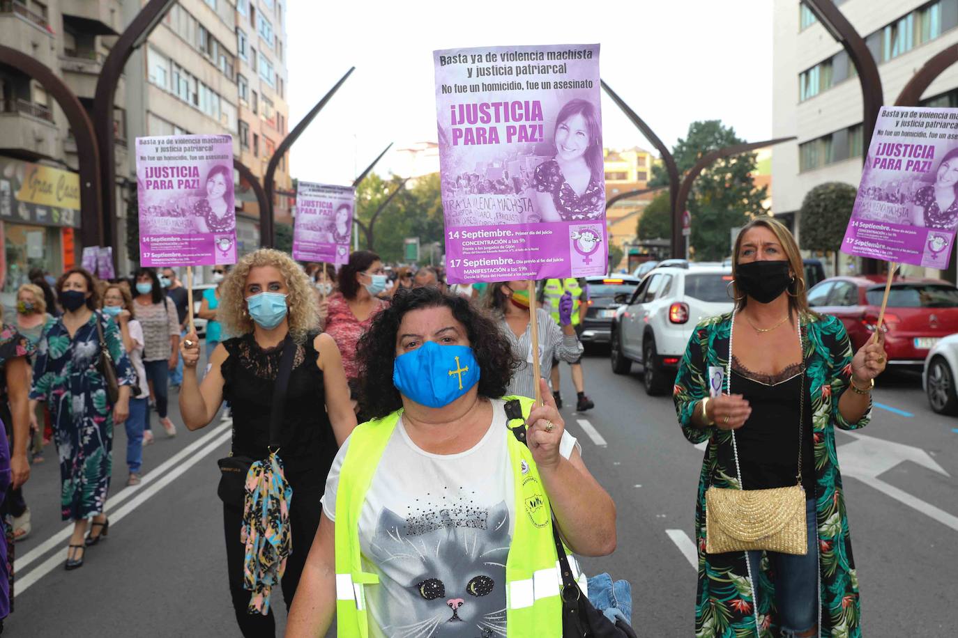 La protesta convocada por el colectivo feminista «Libres y combativas» ha exigido que se condene por asesinato y no por homicidio a Javier Ledo, acusado de la muerte de Paz Fernández Borrego. La manifestación ha discurrido entre la plaza del Humedal y el Palacio de Justicia de Gijón, donde mañana comenzará a deliberar el jurado popular del juicio que se ha desarrollado durante esta semana en la Sección Octava de la Audiencia de Asturias.