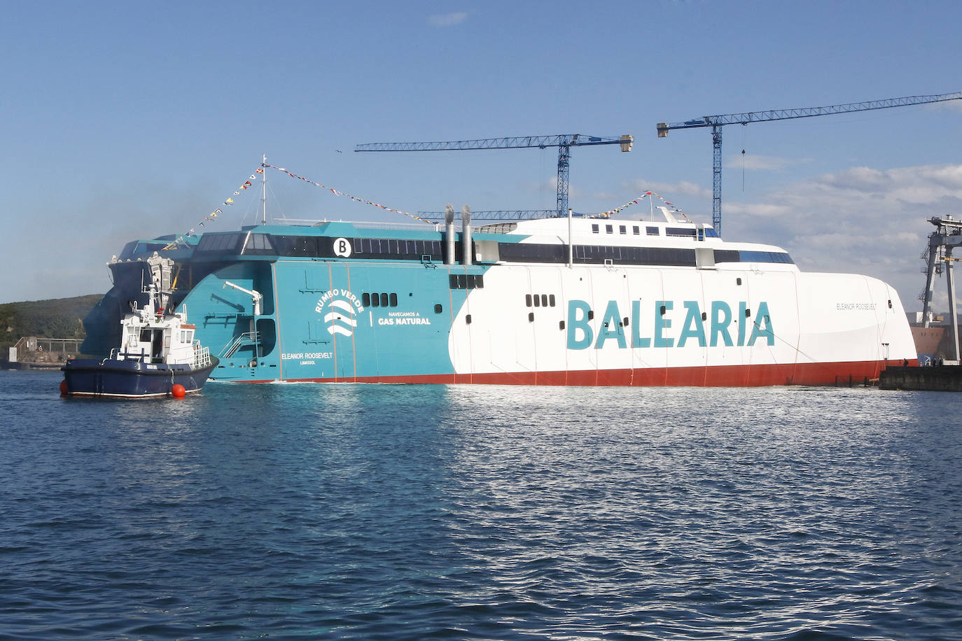 Un gran número de personas se acercaron este viernes a las proximidades del dique del astillero Armón en El Natahoyo, en Gijón, para presenciar la botadura del primer catamarán propulsado por gas del mundo que ha construído para Balearia. 