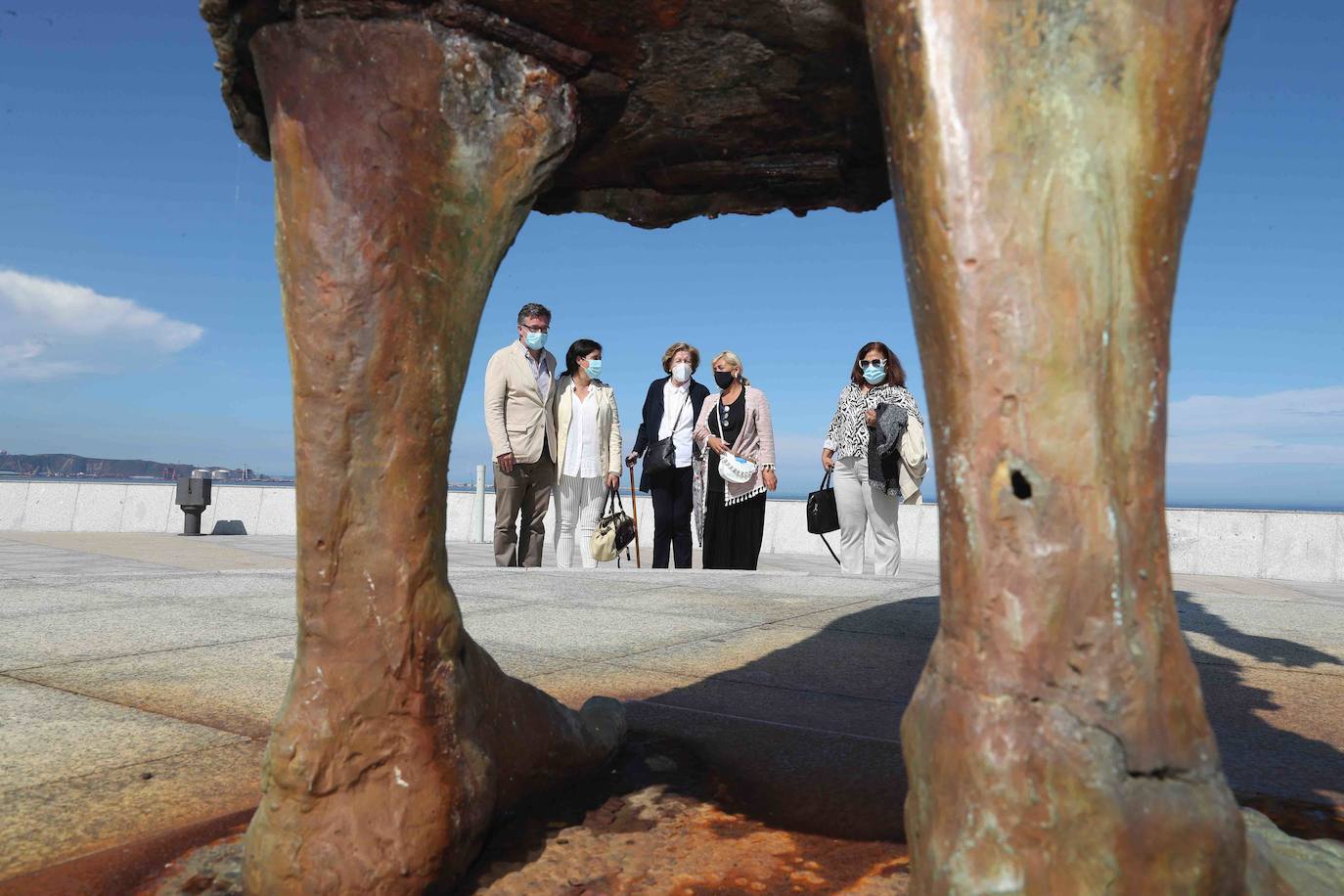 Se cumple medio siglo desde la instalación del monumento a la Madre del emigrante, de Ramón Muriedas, en la zona este de la bahía de San Lorenzo, en Gijón. Cincuenta años desde que que esta obra, conocida popularmente como 'la lloca' rompió moldes y lo pagó caro durante mucho tiempo. Ahora Gijón ha homenajeado a la escultura de una mujer con el gesto desencajado por el dolor de ver partir a sus hijos en busca de mejores destinos en ultramar, en un acto en el que ha participado la alcaldesa Ana Gonzalez. 