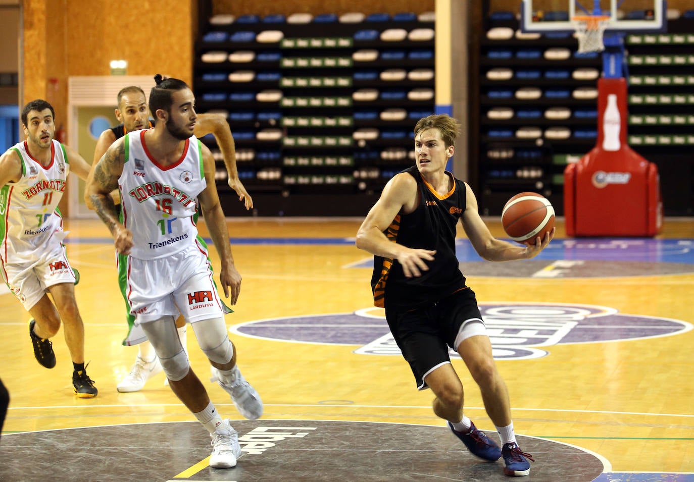 El club ovetense de baloncesto de la LEB Oro se impuso por 72-63 al Zornotza en el primer encuentro de pretemporada.