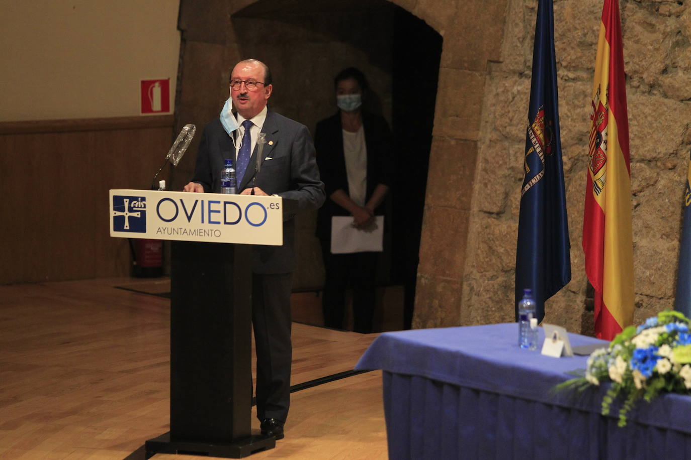 El decano Alfonso López Muñiz fue el encargado de recibir el galardón. 