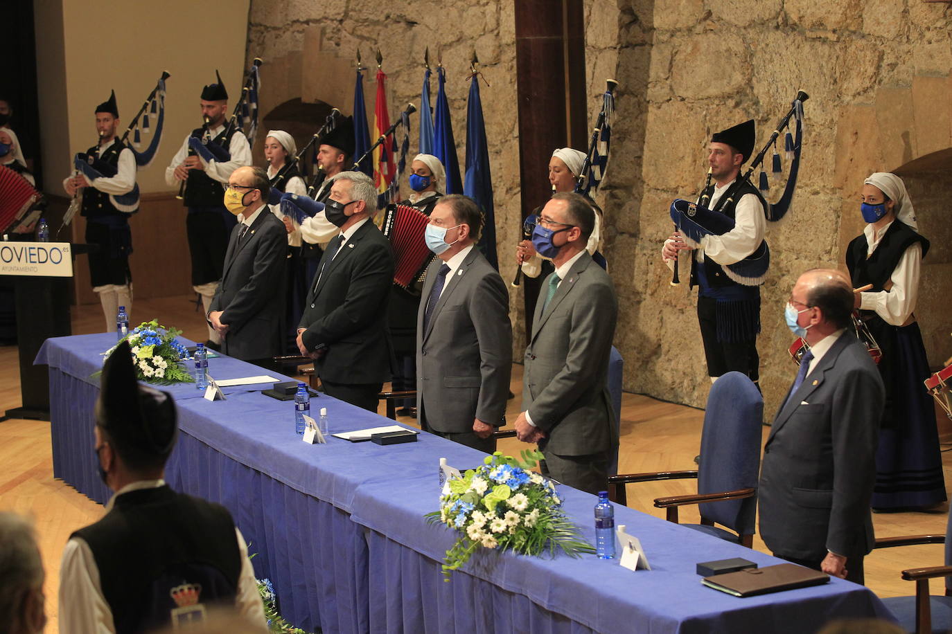 El decano Alfonso López Muñiz fue el encargado de recibir el galardón. 