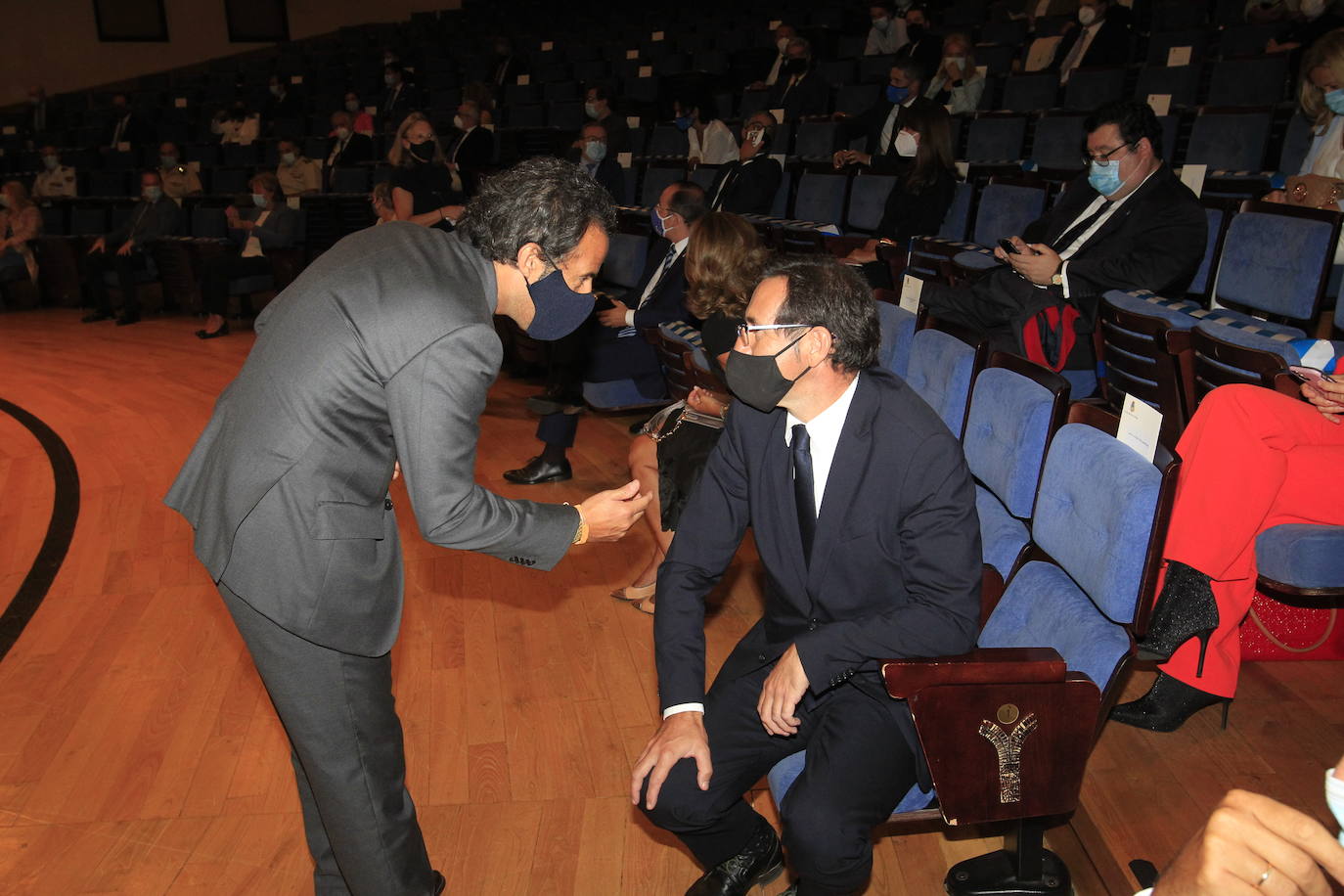 El decano Alfonso López Muñiz fue el encargado de recibir el galardón. 