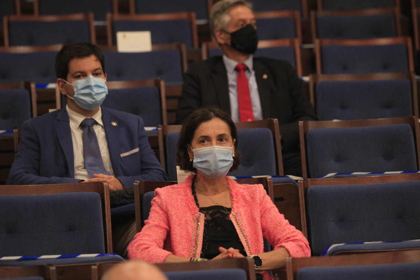 El decano Alfonso López Muñiz fue el encargado de recibir el galardón. 