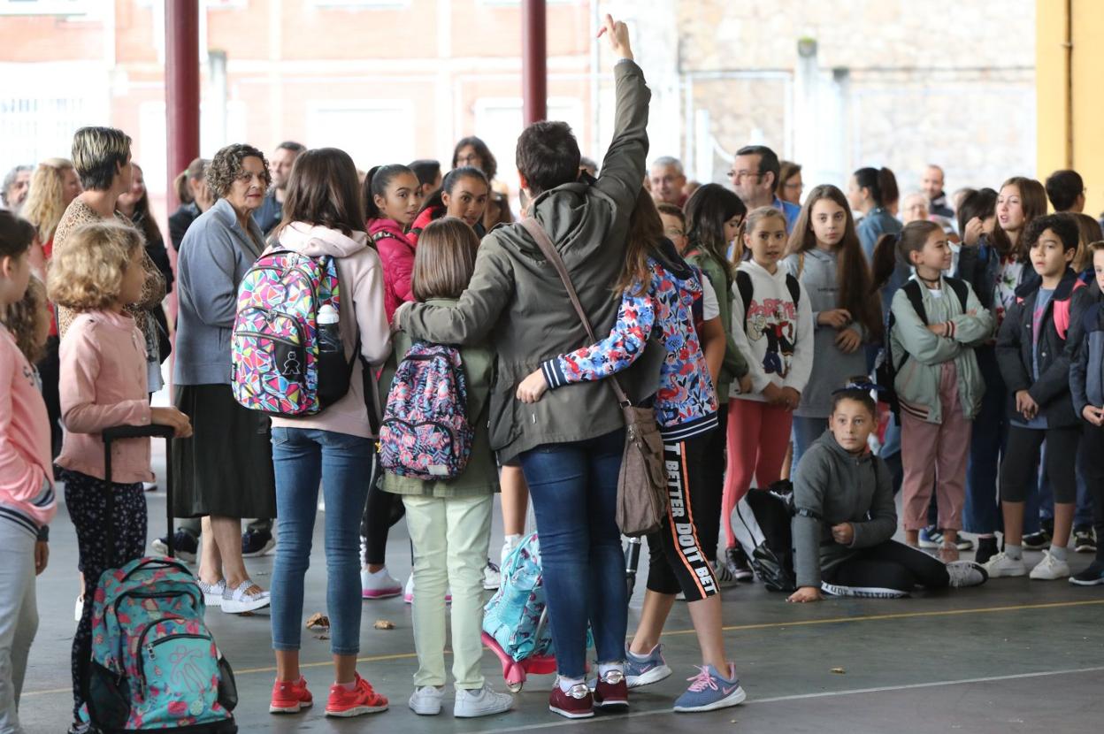 Alumnos en la entrada del colegio Marcos del Torniello, al inicio del curso pasado. 