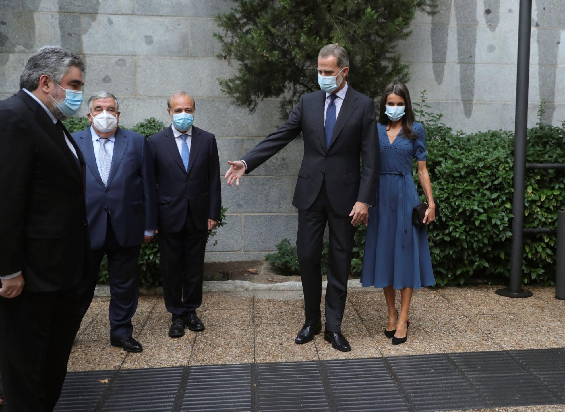 tInauguración. Los Reyes a la llegada a la Biblioteca Nacional donde recorrieron la exposición dedicada a Delibes con el ministro de Cultura al que don Felipe tiende la mano. 