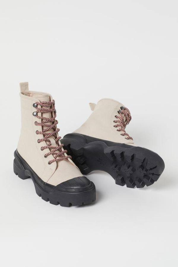 Botas deportivas de lona en color beige y de H&M, 29,99 euros.