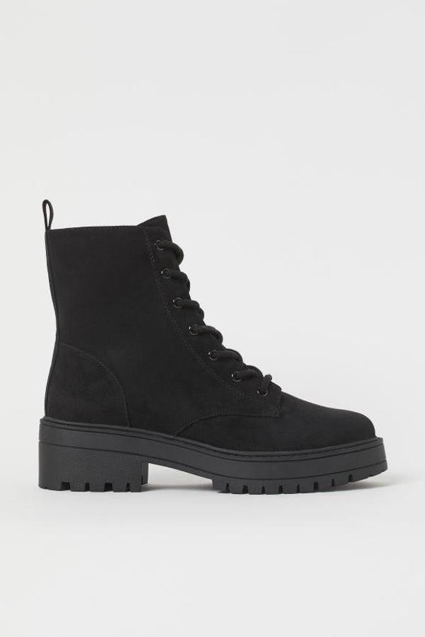 Botas de estilo militar en color negro de H&M, 39,99 euros.