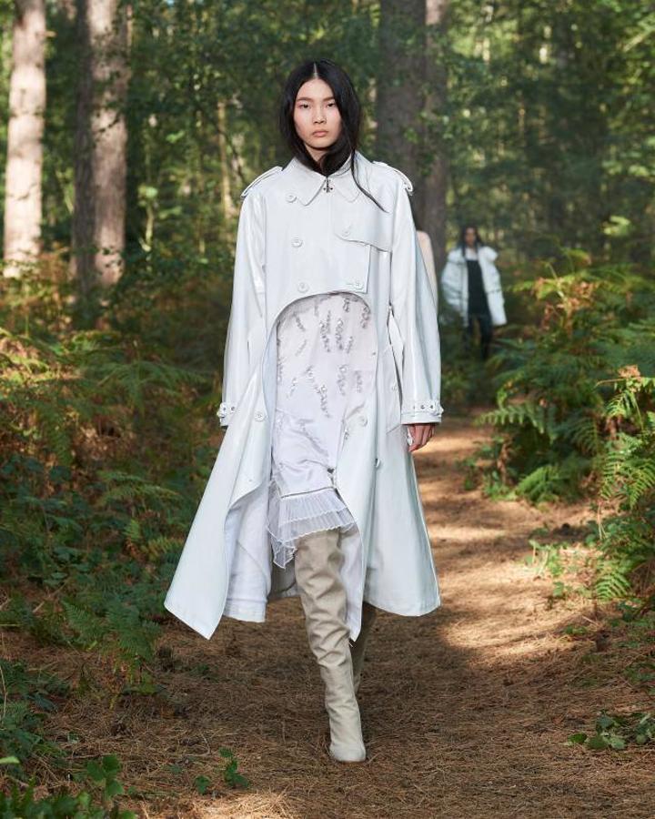 Fotos: Burberry inaugura la pasarela de Londres con un desfile en medio del bosque