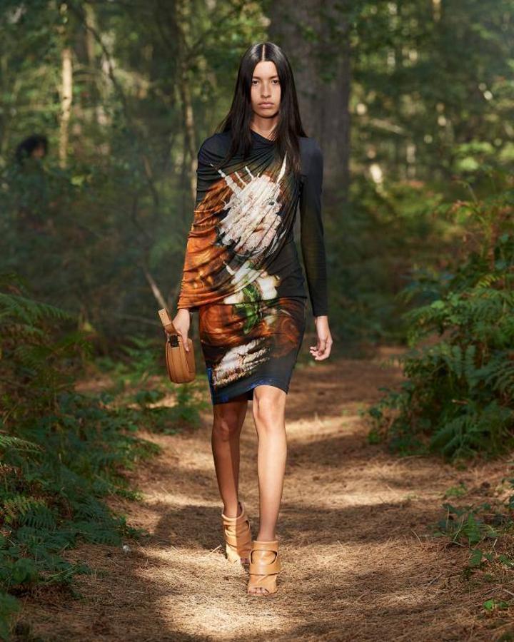 Fotos: Burberry inaugura la pasarela de Londres con un desfile en medio del bosque