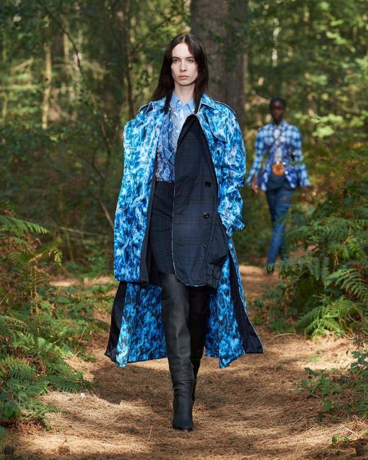 Fotos: Burberry inaugura la pasarela de Londres con un desfile en medio del bosque