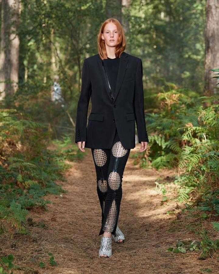 Fotos: Burberry inaugura la pasarela de Londres con un desfile en medio del bosque