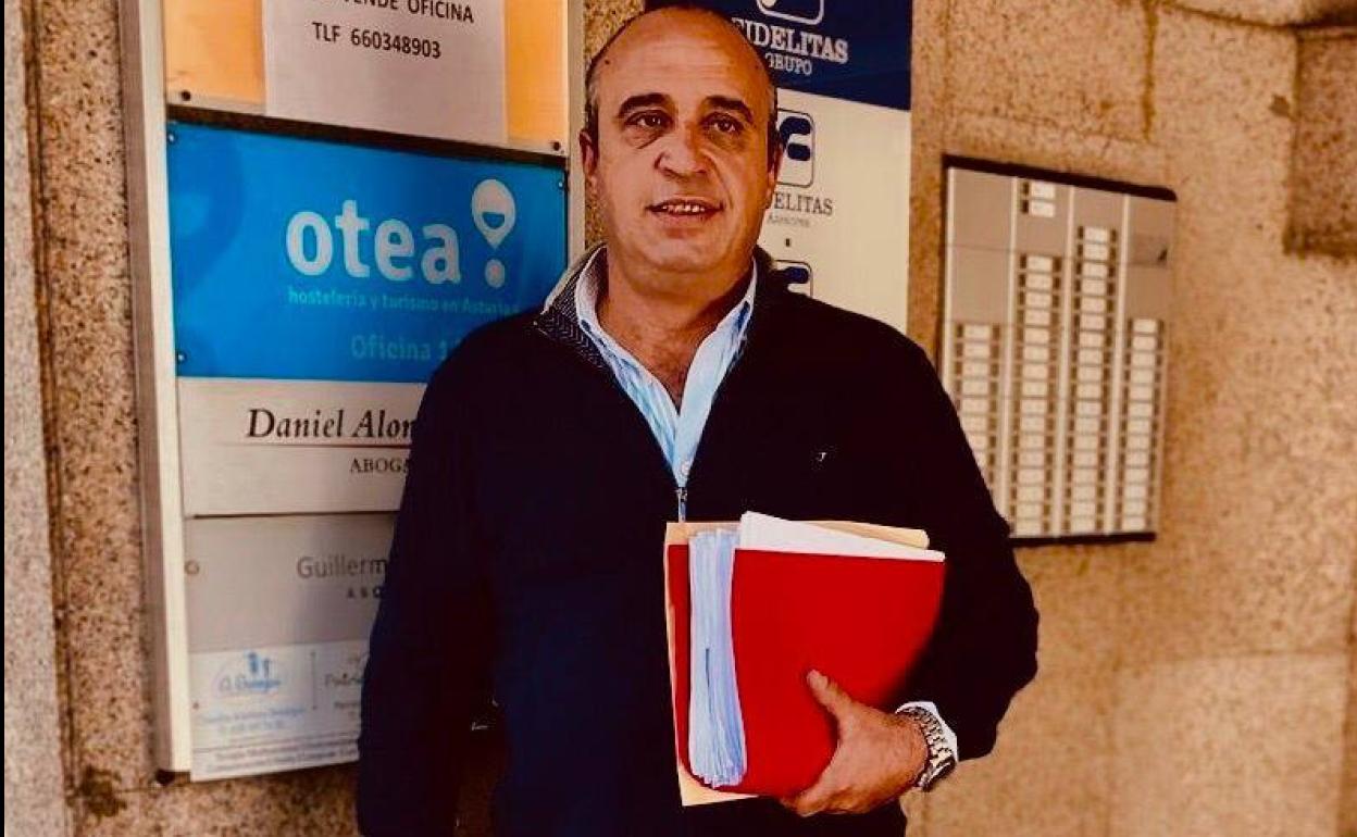 César Telenti, en el momento de entregar los avales.