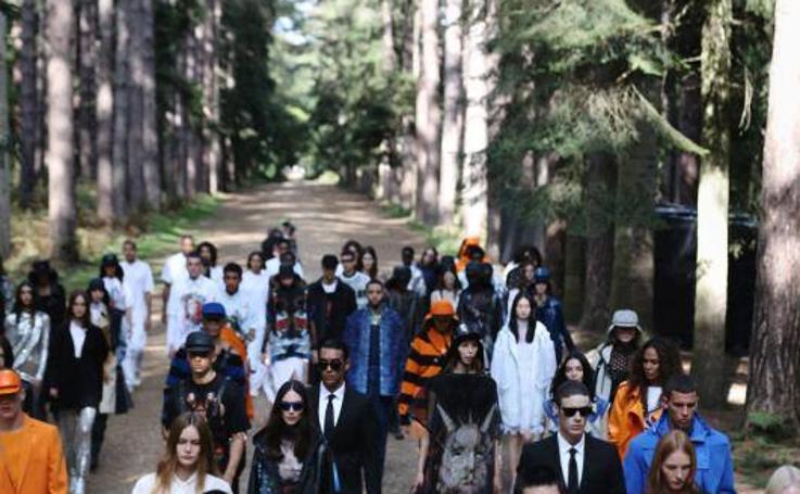 Burberry inaugura la pasarela de Londres con un desfile en medio del bosque