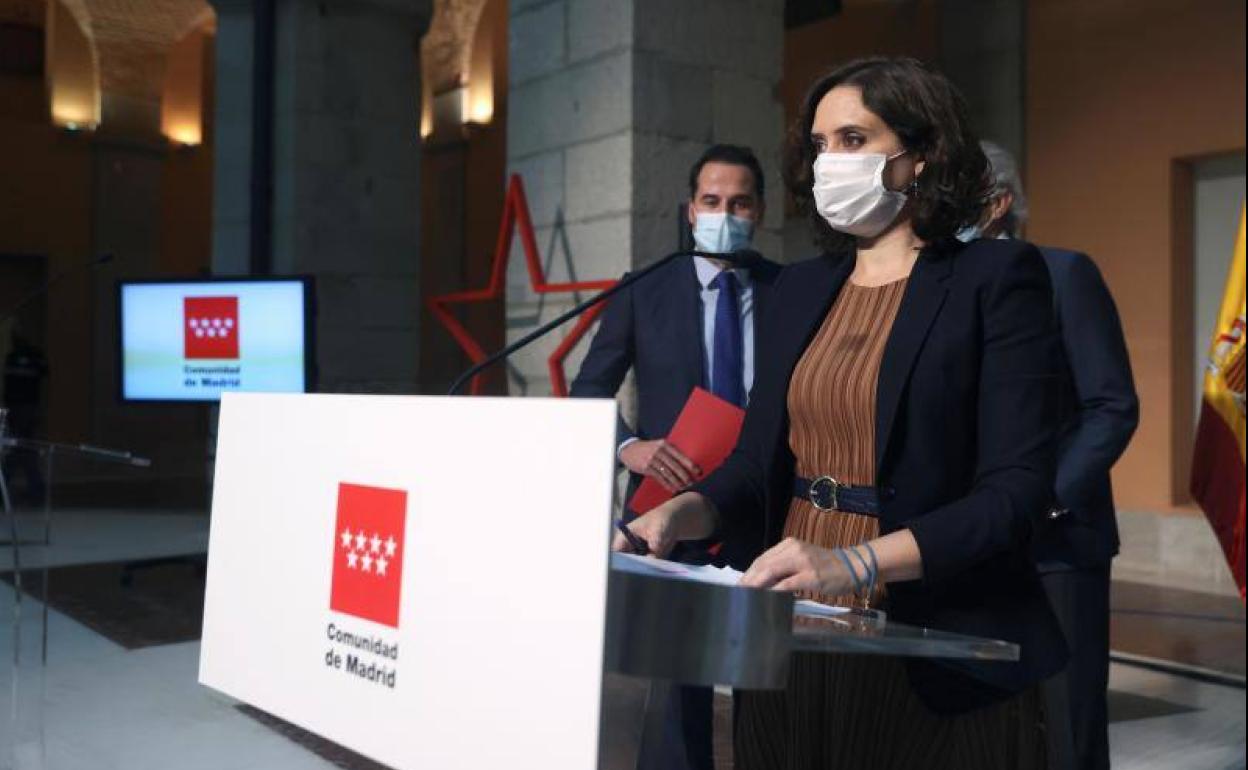 La presidenta madrileña, Isabel Díaz Ayuso, el vicepresidente madrileño, Ignacio Aguado, y el consejero de Sanidad de Madrid, Enrique Ruiz, comparecieron en rueda de prensa. 
