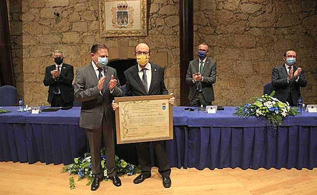 Entrega de la Medalla de Oro de Oviedo a la facultad de Medicina. Recogía en el reconocimiento el decano Alfonso López Muñiz. 